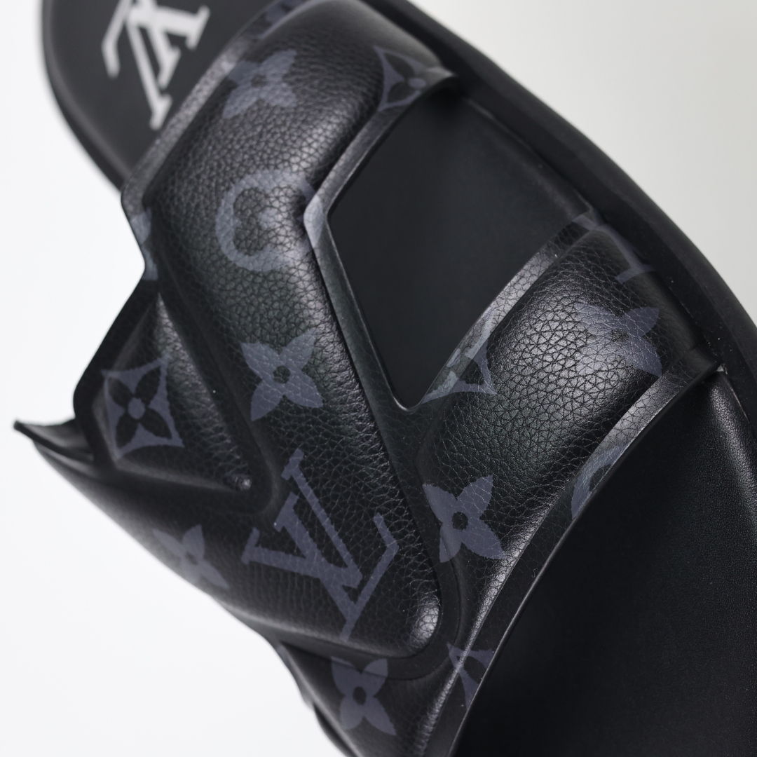 Louis Vuitton Oasis 经典系列2024最新经典款拖鞋款式牛仔布 Lv拖鞋黑色印花-莆田鞋,莆田鞋货源,高仿鞋,高仿鞋货源,安福档口,莆田高仿鞋,莆田鞋批发,高仿鞋批发,莆田高仿运动鞋,高仿运动鞋,莆田运动鞋 Louis Vuitton Oasis 经典系列2024最新经典款拖鞋款式牛仔布 Lv拖鞋黑色印花