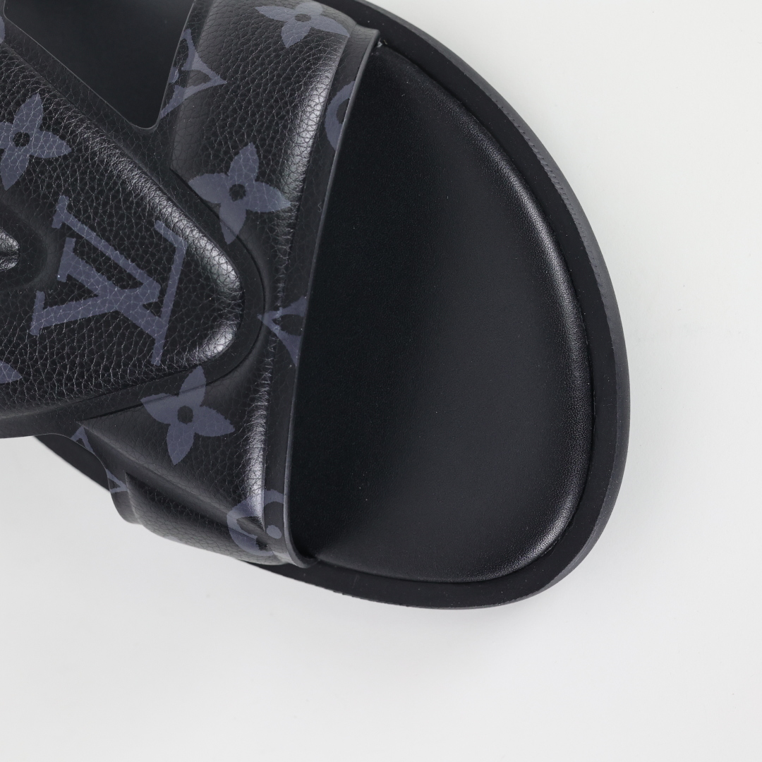 Louis Vuitton Oasis 经典系列2024最新经典款拖鞋款式牛仔布 Lv拖鞋黑色印花-莆田鞋,莆田鞋货源,高仿鞋,高仿鞋货源,安福档口,莆田高仿鞋,莆田鞋批发,高仿鞋批发,莆田高仿运动鞋,高仿运动鞋,莆田运动鞋 Louis Vuitton Oasis 经典系列2024最新经典款拖鞋款式牛仔布 Lv拖鞋黑色印花