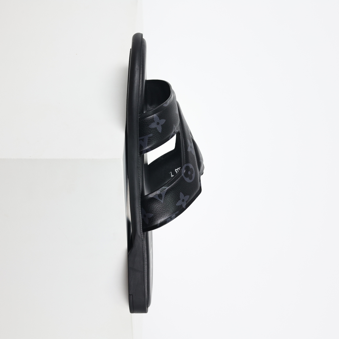 Louis Vuitton Oasis 经典系列2024最新经典款拖鞋款式牛仔布 Lv拖鞋黑色印花-莆田鞋,莆田鞋货源,高仿鞋,高仿鞋货源,安福档口,莆田高仿鞋,莆田鞋批发,高仿鞋批发,莆田高仿运动鞋,高仿运动鞋,莆田运动鞋 Louis Vuitton Oasis 经典系列2024最新经典款拖鞋款式牛仔布 Lv拖鞋黑色印花