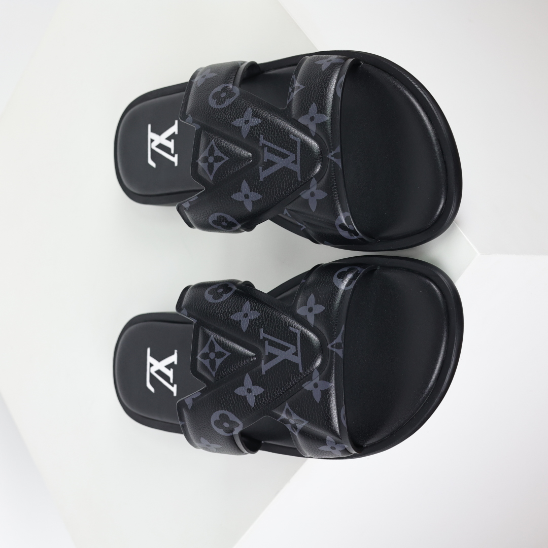 Louis Vuitton Oasis 经典系列2024最新经典款拖鞋款式牛仔布 Lv拖鞋黑色印花-莆田鞋,莆田鞋货源,高仿鞋,高仿鞋货源,安福档口,莆田高仿鞋,莆田鞋批发,高仿鞋批发,莆田高仿运动鞋,高仿运动鞋,莆田运动鞋 Louis Vuitton Oasis 经典系列2024最新经典款拖鞋款式牛仔布 Lv拖鞋黑色印花