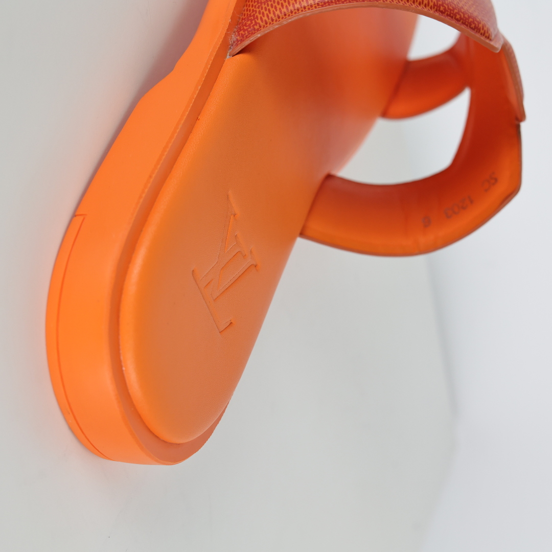 Louis Vuitton Oasis 经典系列2024最新经典款拖鞋款式牛仔布 Lv拖鞋橙色格子-莆田鞋,莆田鞋货源,高仿鞋,高仿鞋货源,安福档口,莆田高仿鞋,莆田鞋批发,高仿鞋批发,莆田高仿运动鞋,高仿运动鞋,莆田运动鞋 Louis Vuitton Oasis 经典系列2024最新经典款拖鞋款式牛仔布 Lv拖鞋橙色格子