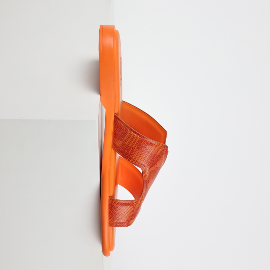 Louis Vuitton Oasis 经典系列2024最新经典款拖鞋款式牛仔布 Lv拖鞋橙色格子-莆田鞋,莆田鞋货源,高仿鞋,高仿鞋货源,安福档口,莆田高仿鞋,莆田鞋批发,高仿鞋批发,莆田高仿运动鞋,高仿运动鞋,莆田运动鞋 Louis Vuitton Oasis 经典系列2024最新经典款拖鞋款式牛仔布 Lv拖鞋橙色格子