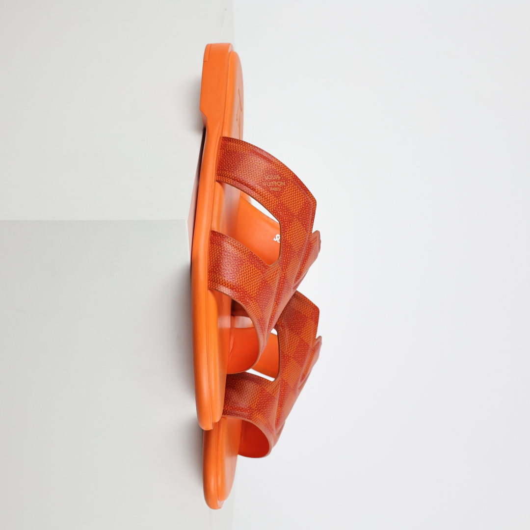 Louis Vuitton Oasis 经典系列2024最新经典款拖鞋款式牛仔布 Lv拖鞋橙色格子-莆田鞋,莆田鞋货源,高仿鞋,高仿鞋货源,安福档口,莆田高仿鞋,莆田鞋批发,高仿鞋批发,莆田高仿运动鞋,高仿运动鞋,莆田运动鞋 Louis Vuitton Oasis 经典系列2024最新经典款拖鞋款式牛仔布 Lv拖鞋橙色格子