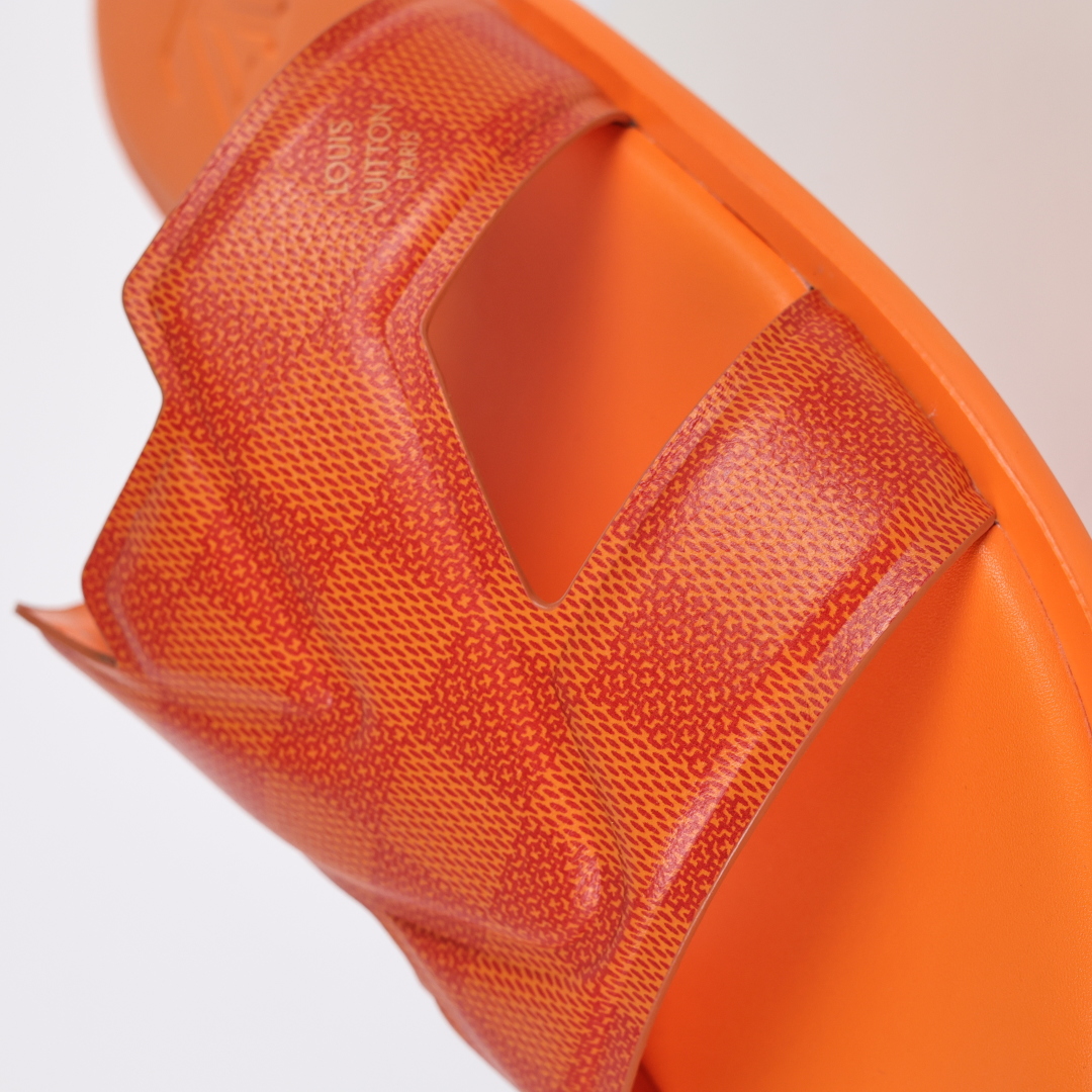 Louis Vuitton Oasis 经典系列2024最新经典款拖鞋款式牛仔布 Lv拖鞋橙色格子-莆田鞋,莆田鞋货源,高仿鞋,高仿鞋货源,安福档口,莆田高仿鞋,莆田鞋批发,高仿鞋批发,莆田高仿运动鞋,高仿运动鞋,莆田运动鞋 Louis Vuitton Oasis 经典系列2024最新经典款拖鞋款式牛仔布 Lv拖鞋橙色格子