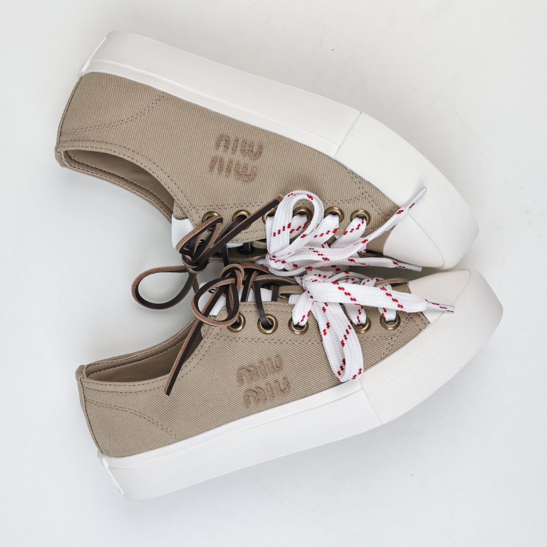  
miumiu·缪缪 2025早春时尚新品 双鞋带搭配 体现了Miu Miu 的大胆特色 尽展女士魅力
