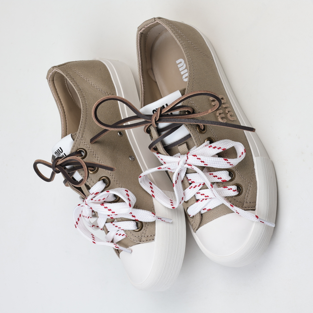  
miumiu·缪缪 2025早春时尚新品 双鞋带搭配 体现了Miu Miu 的大胆特色 尽展女士魅力