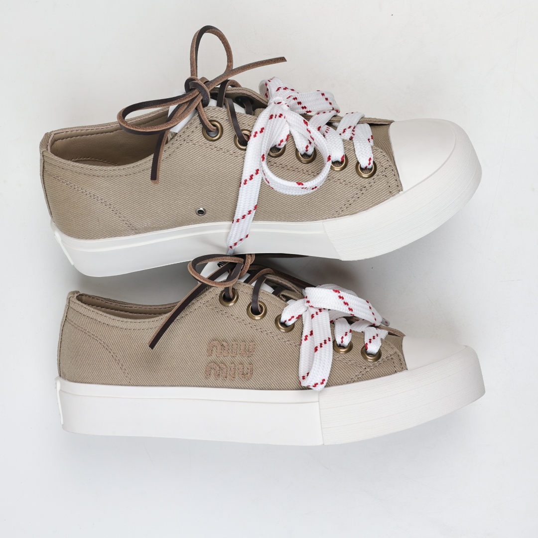  
miumiu·缪缪 2025早春时尚新品 双鞋带搭配 体现了Miu Miu 的大胆特色 尽展女士魅力