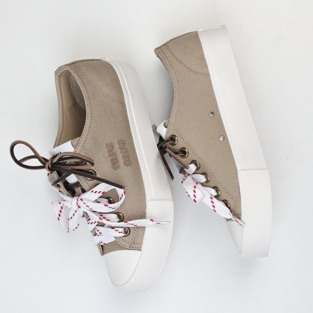 
miumiu·缪缪 2025早春时尚新品 双鞋带搭配 体现了Miu Miu 的大胆特色 尽展女士魅力