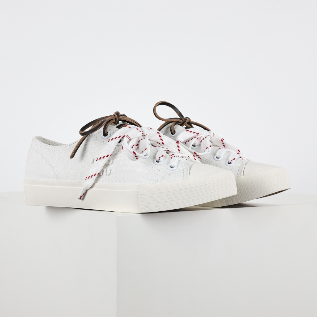 340 miumiu·缪缪 2025早春时尚新品 双鞋带搭配 体现了Miu Miu 的大胆特色 尽展女士魅力