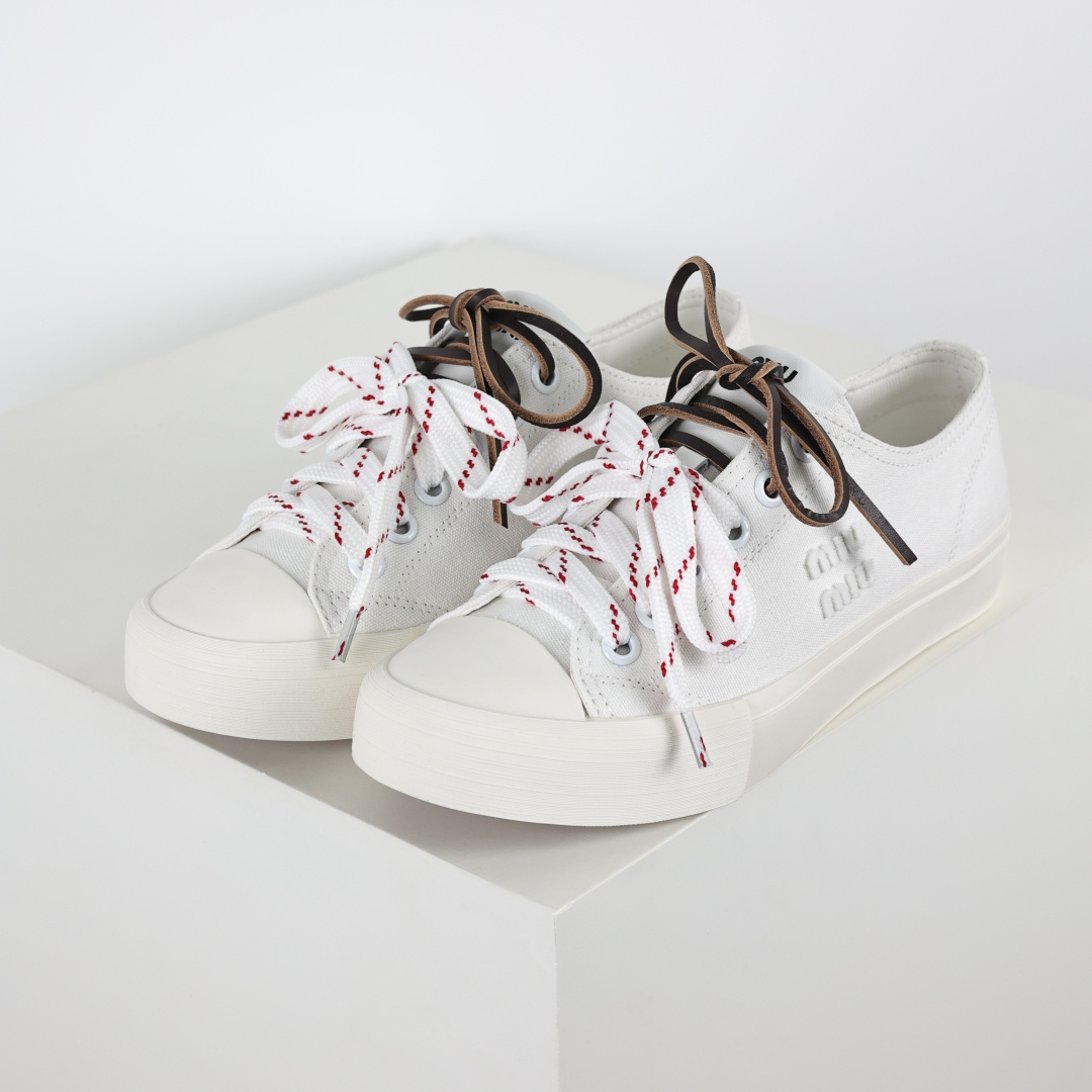 340 miumiu·缪缪 2025早春时尚新品 双鞋带搭配 体现了Miu Miu 的大胆特色 尽展女士魅力