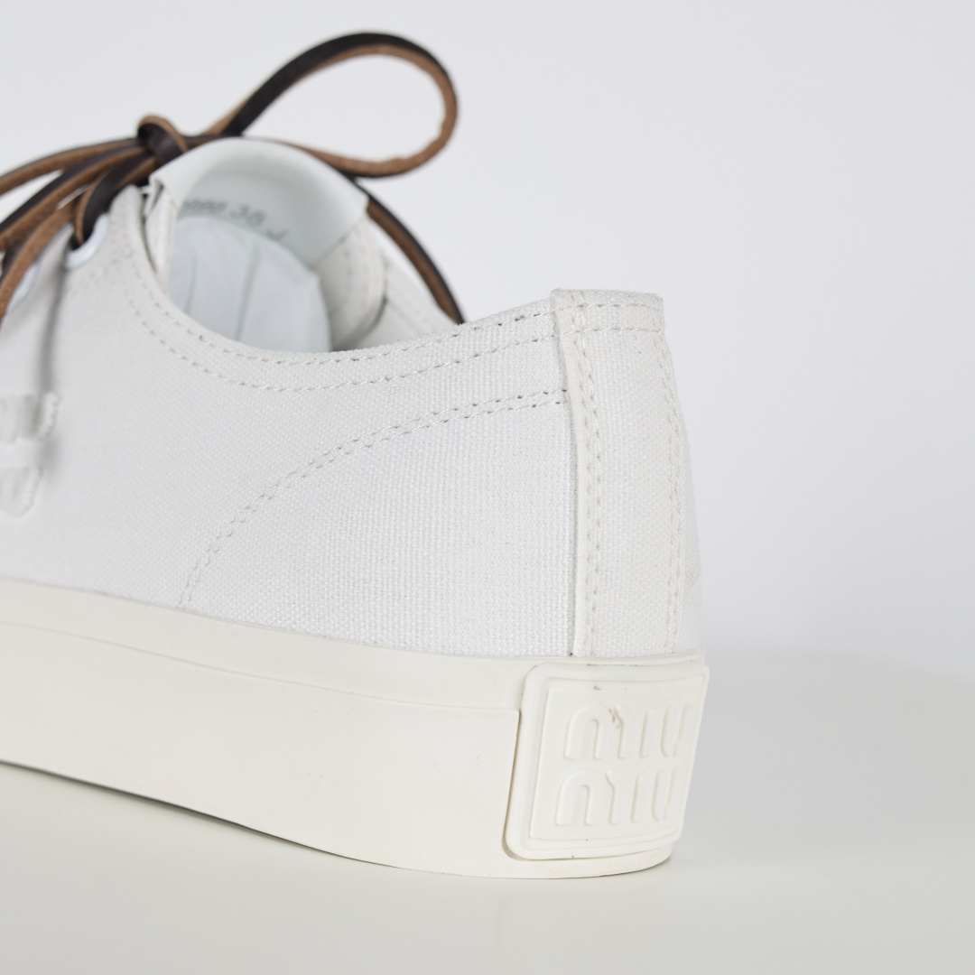 340 miumiu·缪缪 2025早春时尚新品 双鞋带搭配 体现了Miu Miu 的大胆特色 尽展女士魅力