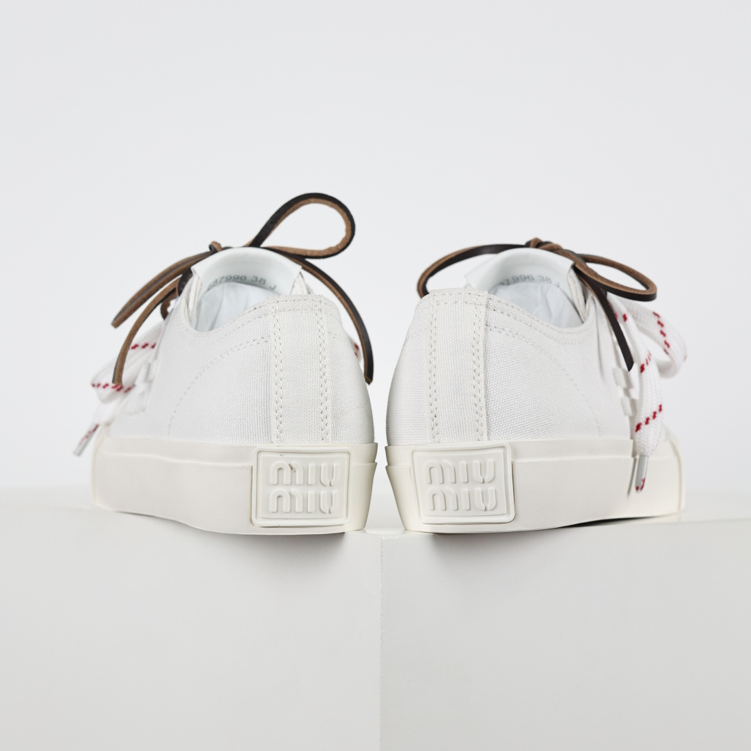 340 miumiu·缪缪 2025早春时尚新品 双鞋带搭配 体现了Miu Miu 的大胆特色 尽展女士魅力