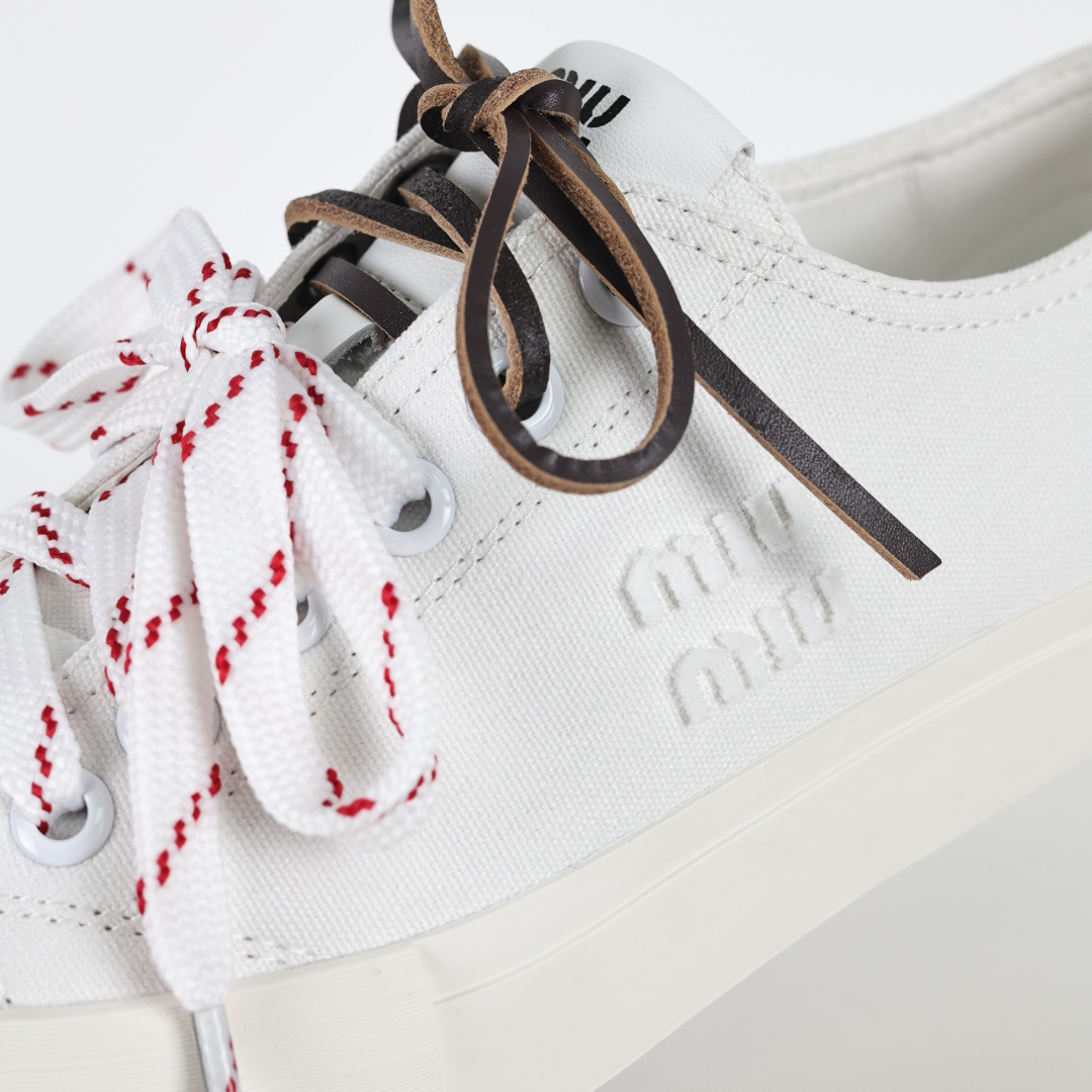 340 miumiu·缪缪 2025早春时尚新品 双鞋带搭配 体现了Miu Miu 的大胆特色 尽展女士魅力