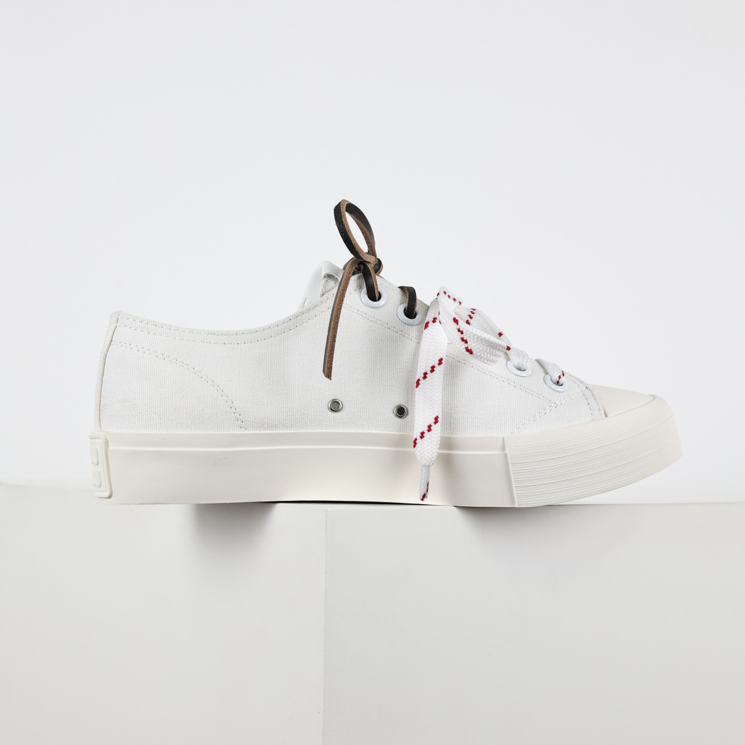 340 miumiu·缪缪 2025早春时尚新品 双鞋带搭配 体现了Miu Miu 的大胆特色 尽展女士魅力