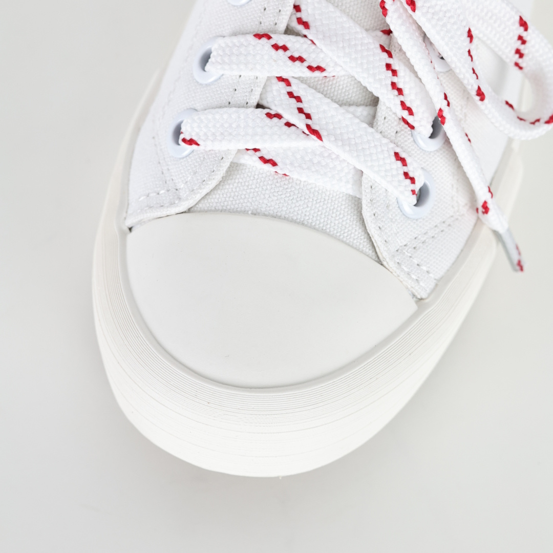 340 miumiu·缪缪 2025早春时尚新品 双鞋带搭配 体现了Miu Miu 的大胆特色 尽展女士魅力