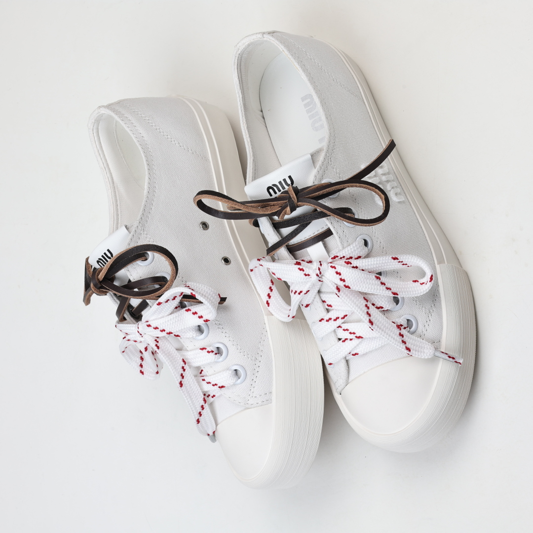  
miumiu·缪缪 2025早春时尚新品 双鞋带搭配 体现了Miu Miu 的大胆特色 尽展女士魅力