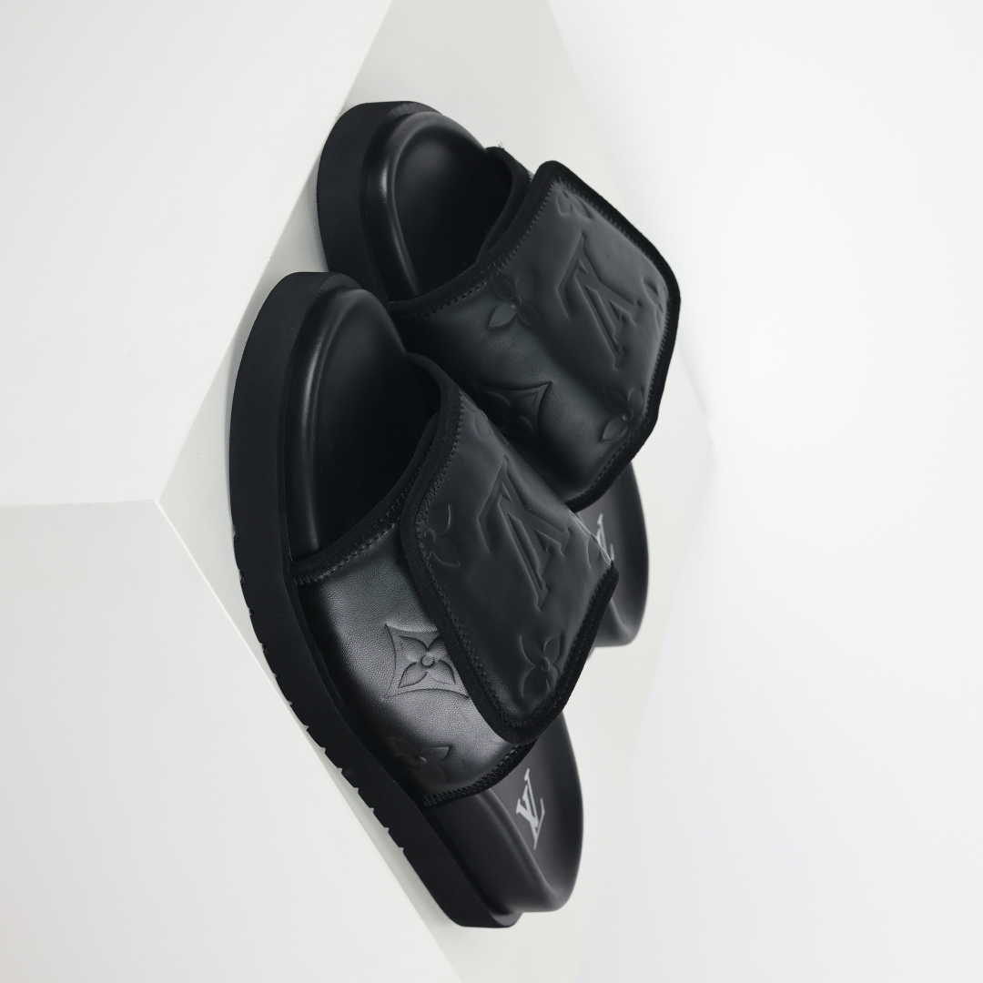 Louis Vuitton Oasis 经典系列2024最新经典款拖鞋款式牛仔布 Lv拖鞋黑色压花-莆田鞋,莆田鞋货源,高仿鞋,高仿鞋货源,安福档口,莆田高仿鞋,莆田鞋批发,高仿鞋批发,莆田高仿运动鞋,高仿运动鞋,莆田运动鞋 Louis Vuitton Oasis 经典系列2024最新经典款拖鞋款式牛仔布 Lv拖鞋黑色压花