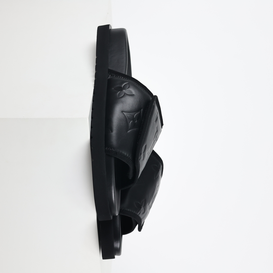 Louis Vuitton Oasis 经典系列2024最新经典款拖鞋款式牛仔布 Lv拖鞋黑色压花-莆田鞋,莆田鞋货源,高仿鞋,高仿鞋货源,安福档口,莆田高仿鞋,莆田鞋批发,高仿鞋批发,莆田高仿运动鞋,高仿运动鞋,莆田运动鞋 Louis Vuitton Oasis 经典系列2024最新经典款拖鞋款式牛仔布 Lv拖鞋黑色压花