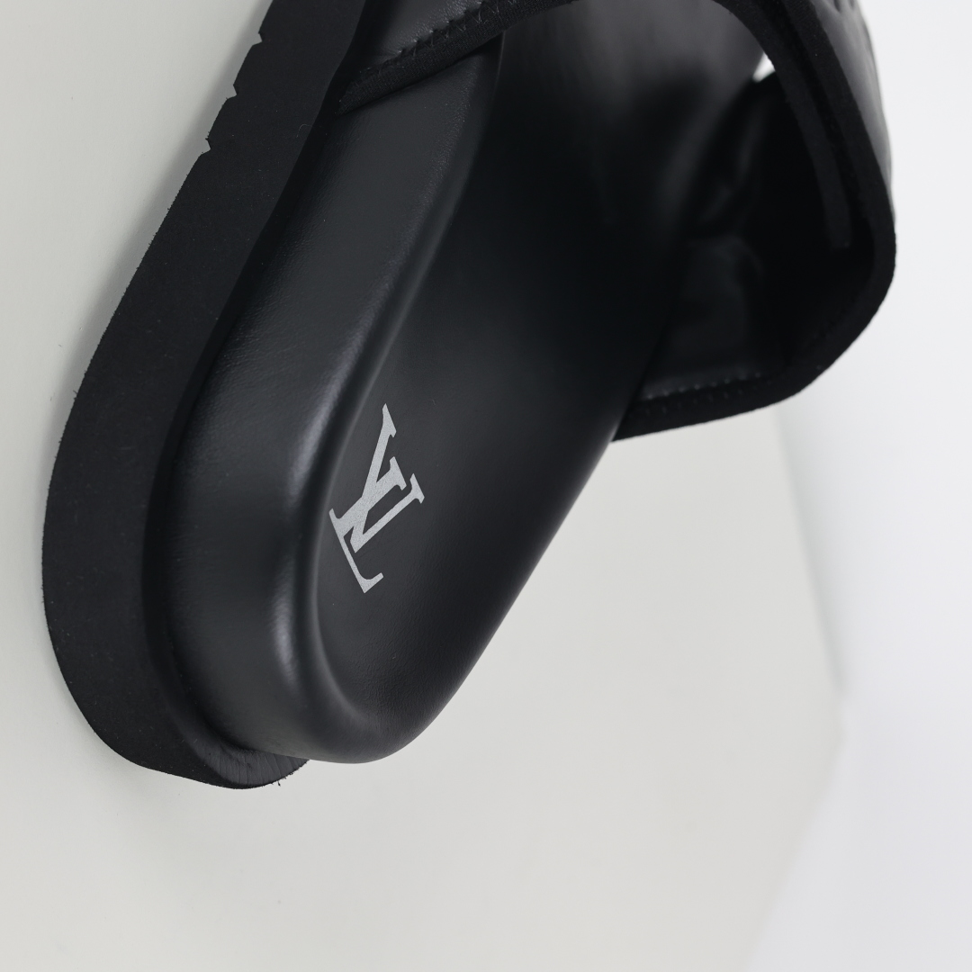 Louis Vuitton Oasis 经典系列2024最新经典款拖鞋款式牛仔布 Lv拖鞋黑色压花-莆田鞋,莆田鞋货源,高仿鞋,高仿鞋货源,安福档口,莆田高仿鞋,莆田鞋批发,高仿鞋批发,莆田高仿运动鞋,高仿运动鞋,莆田运动鞋 Louis Vuitton Oasis 经典系列2024最新经典款拖鞋款式牛仔布 Lv拖鞋黑色压花