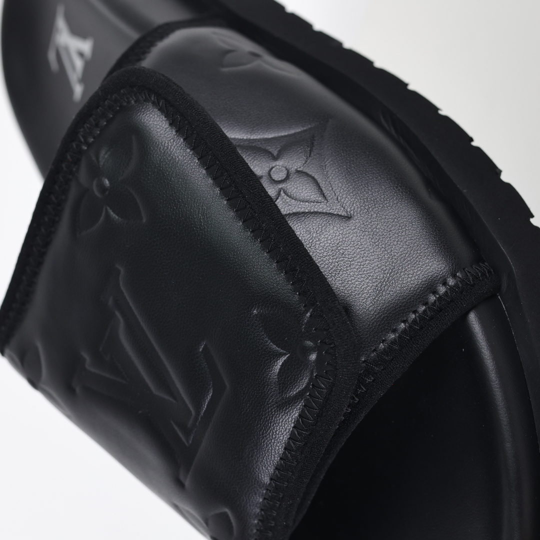 Louis Vuitton Oasis 经典系列2024最新经典款拖鞋款式牛仔布 Lv拖鞋黑色压花-莆田鞋,莆田鞋货源,高仿鞋,高仿鞋货源,安福档口,莆田高仿鞋,莆田鞋批发,高仿鞋批发,莆田高仿运动鞋,高仿运动鞋,莆田运动鞋 Louis Vuitton Oasis 经典系列2024最新经典款拖鞋款式牛仔布 Lv拖鞋黑色压花