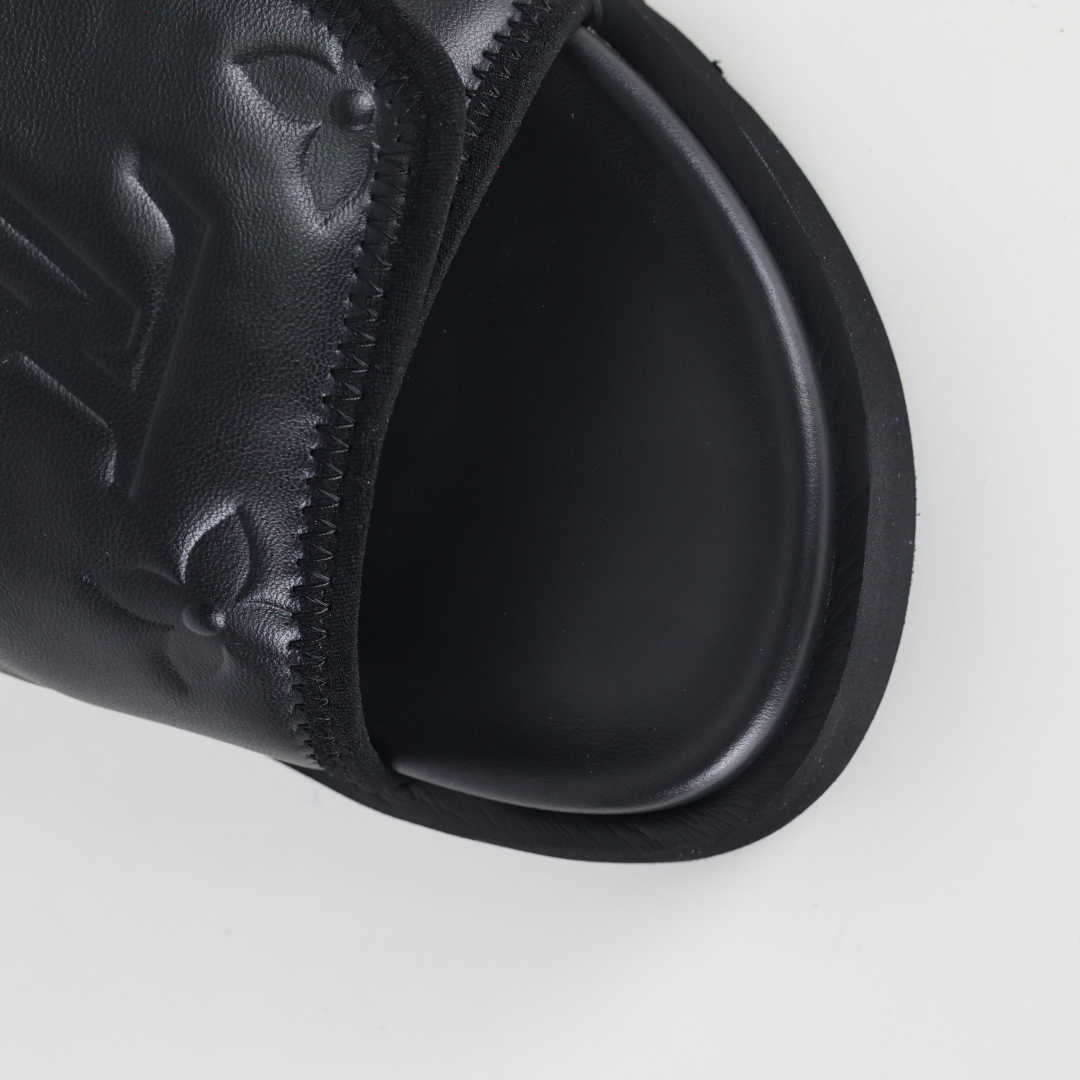 Louis Vuitton Oasis 经典系列2024最新经典款拖鞋款式牛仔布 Lv拖鞋黑色压花-莆田鞋,莆田鞋货源,高仿鞋,高仿鞋货源,安福档口,莆田高仿鞋,莆田鞋批发,高仿鞋批发,莆田高仿运动鞋,高仿运动鞋,莆田运动鞋 Louis Vuitton Oasis 经典系列2024最新经典款拖鞋款式牛仔布 Lv拖鞋黑色压花