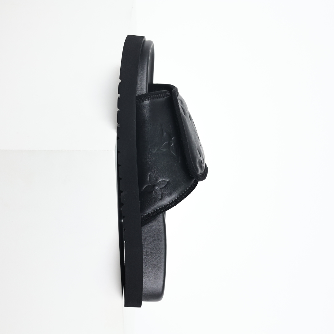 Louis Vuitton Oasis 经典系列2024最新经典款拖鞋款式牛仔布 Lv拖鞋黑色压花-莆田鞋,莆田鞋货源,高仿鞋,高仿鞋货源,安福档口,莆田高仿鞋,莆田鞋批发,高仿鞋批发,莆田高仿运动鞋,高仿运动鞋,莆田运动鞋 Louis Vuitton Oasis 经典系列2024最新经典款拖鞋款式牛仔布 Lv拖鞋黑色压花