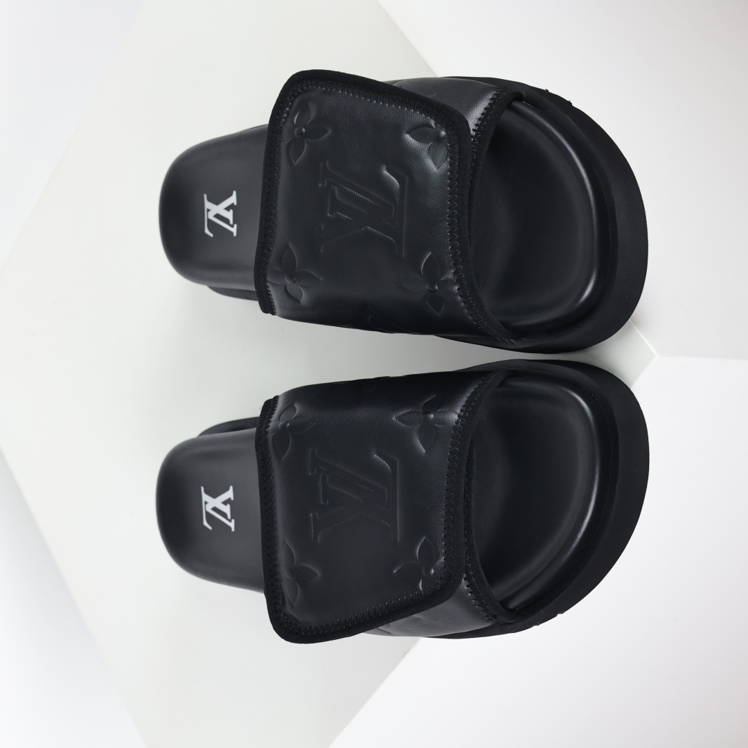 Louis Vuitton Oasis 经典系列2024最新经典款拖鞋款式牛仔布 Lv拖鞋黑色压花-莆田鞋,莆田鞋货源,高仿鞋,高仿鞋货源,安福档口,莆田高仿鞋,莆田鞋批发,高仿鞋批发,莆田高仿运动鞋,高仿运动鞋,莆田运动鞋 Louis Vuitton Oasis 经典系列2024最新经典款拖鞋款式牛仔布 Lv拖鞋黑色压花