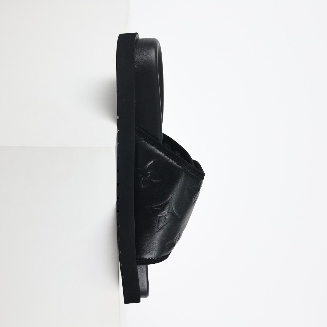 Louis Vuitton Oasis 经典系列2024最新经典款拖鞋款式牛仔布 Lv拖鞋黑色压花-莆田鞋,莆田鞋货源,高仿鞋,高仿鞋货源,安福档口,莆田高仿鞋,莆田鞋批发,高仿鞋批发,莆田高仿运动鞋,高仿运动鞋,莆田运动鞋 Louis Vuitton Oasis 经典系列2024最新经典款拖鞋款式牛仔布 Lv拖鞋黑色压花