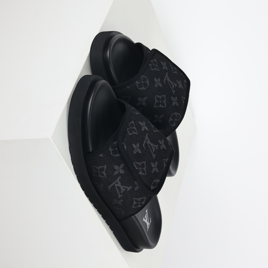 Louis Vuitton Oasis 经典系列2024最新经典款拖鞋款式牛仔布 Lv拖鞋黑色布面-莆田鞋,莆田鞋货源,高仿鞋,高仿鞋货源,安福档口,莆田高仿鞋,莆田鞋批发,高仿鞋批发,莆田高仿运动鞋,高仿运动鞋,莆田运动鞋 Louis Vuitton Oasis 经典系列2024最新经典款拖鞋款式牛仔布 Lv拖鞋黑色布面