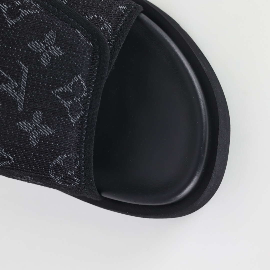 Louis Vuitton Oasis 经典系列2024最新经典款拖鞋款式牛仔布 Lv拖鞋黑色布面-莆田鞋,莆田鞋货源,高仿鞋,高仿鞋货源,安福档口,莆田高仿鞋,莆田鞋批发,高仿鞋批发,莆田高仿运动鞋,高仿运动鞋,莆田运动鞋 Louis Vuitton Oasis 经典系列2024最新经典款拖鞋款式牛仔布 Lv拖鞋黑色布面
