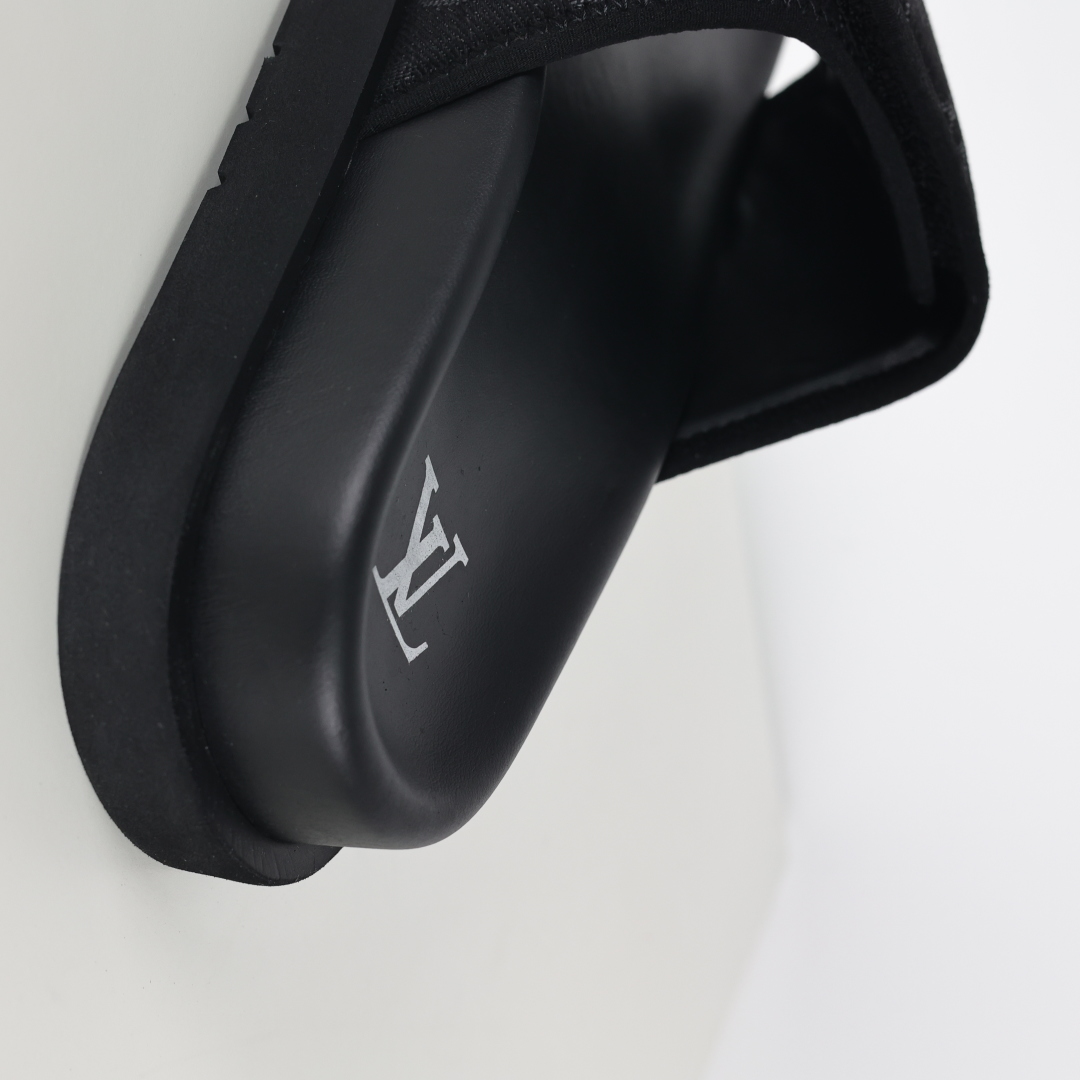 Louis Vuitton Oasis 经典系列2024最新经典款拖鞋款式牛仔布 Lv拖鞋黑色布面-莆田鞋,莆田鞋货源,高仿鞋,高仿鞋货源,安福档口,莆田高仿鞋,莆田鞋批发,高仿鞋批发,莆田高仿运动鞋,高仿运动鞋,莆田运动鞋 Louis Vuitton Oasis 经典系列2024最新经典款拖鞋款式牛仔布 Lv拖鞋黑色布面