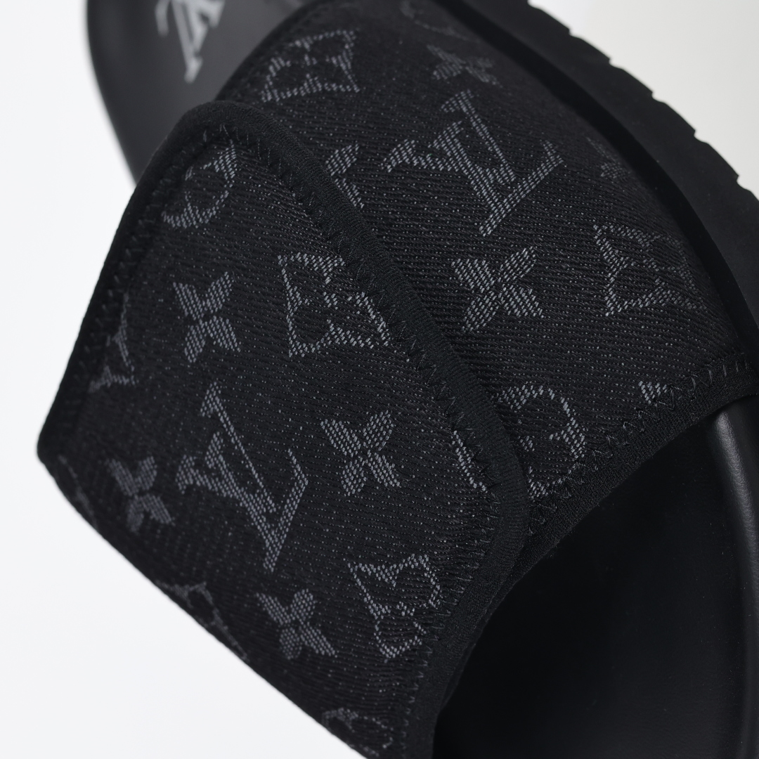 Louis Vuitton Oasis 经典系列2024最新经典款拖鞋款式牛仔布 Lv拖鞋黑色布面-莆田鞋,莆田鞋货源,高仿鞋,高仿鞋货源,安福档口,莆田高仿鞋,莆田鞋批发,高仿鞋批发,莆田高仿运动鞋,高仿运动鞋,莆田运动鞋 Louis Vuitton Oasis 经典系列2024最新经典款拖鞋款式牛仔布 Lv拖鞋黑色布面
