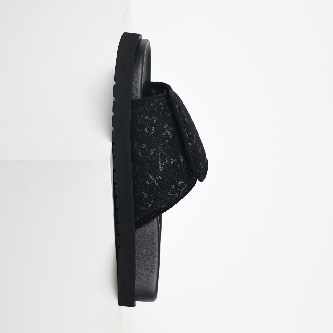 Louis Vuitton Oasis 经典系列2024最新经典款拖鞋款式牛仔布 Lv拖鞋黑色布面-莆田鞋,莆田鞋货源,高仿鞋,高仿鞋货源,安福档口,莆田高仿鞋,莆田鞋批发,高仿鞋批发,莆田高仿运动鞋,高仿运动鞋,莆田运动鞋 Louis Vuitton Oasis 经典系列2024最新经典款拖鞋款式牛仔布 Lv拖鞋黑色布面