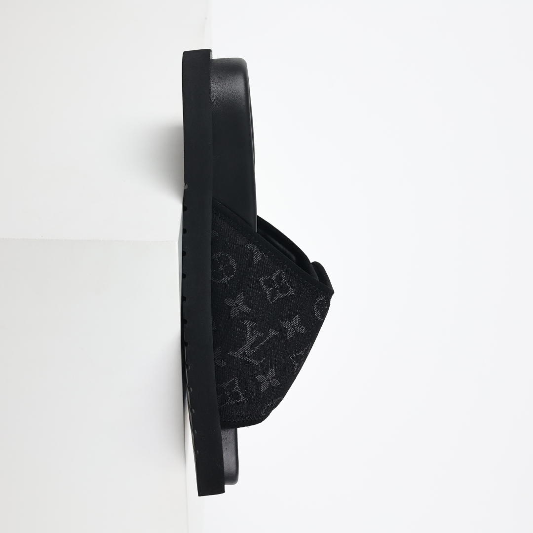 Louis Vuitton Oasis 经典系列2024最新经典款拖鞋款式牛仔布 Lv拖鞋黑色布面-莆田鞋,莆田鞋货源,高仿鞋,高仿鞋货源,安福档口,莆田高仿鞋,莆田鞋批发,高仿鞋批发,莆田高仿运动鞋,高仿运动鞋,莆田运动鞋 Louis Vuitton Oasis 经典系列2024最新经典款拖鞋款式牛仔布 Lv拖鞋黑色布面