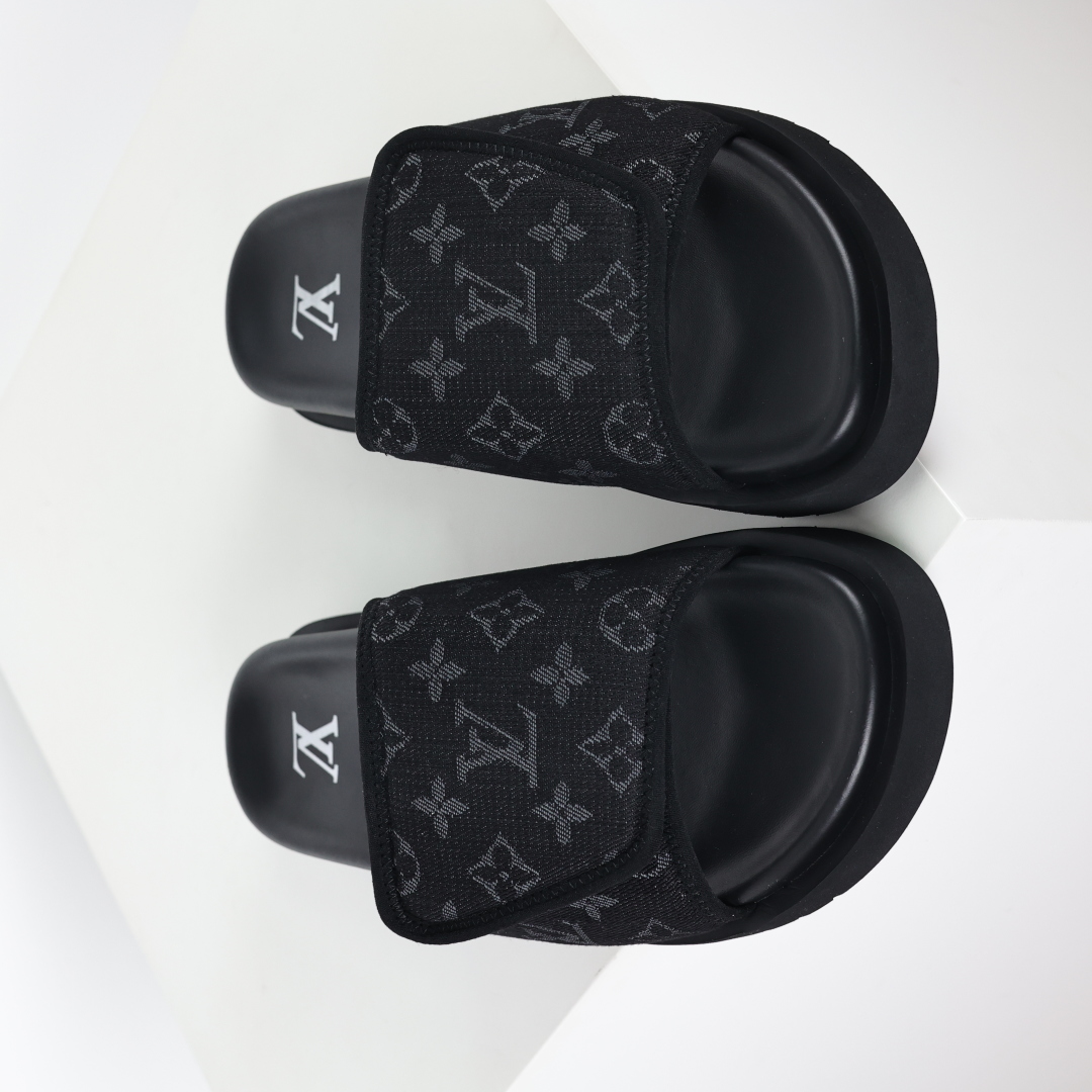 Louis Vuitton Oasis 经典系列2024最新经典款拖鞋款式牛仔布 Lv拖鞋黑色布面-莆田鞋,莆田鞋货源,高仿鞋,高仿鞋货源,安福档口,莆田高仿鞋,莆田鞋批发,高仿鞋批发,莆田高仿运动鞋,高仿运动鞋,莆田运动鞋 Louis Vuitton Oasis 经典系列2024最新经典款拖鞋款式牛仔布 Lv拖鞋黑色布面