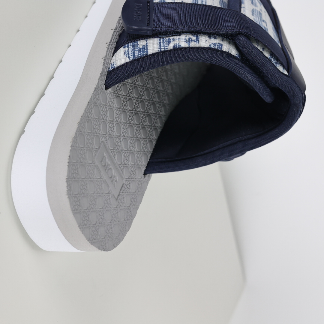 Dior 迪奥 Alpha Obique 电绣时尚拖鞋 包头拖鞋 蓝色-莆田鞋,莆田鞋货源,高仿鞋,高仿鞋货源,安福档口,莆田高仿鞋,莆田鞋批发,高仿鞋批发,莆田高仿运动鞋,高仿运动鞋,莆田运动鞋 Dior 迪奥 Alpha Obique 电绣时尚拖鞋 包头拖鞋 蓝色