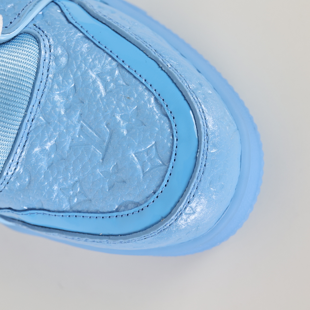 Lw3 LV TRAINER 新款男士运动鞋出货 本款 LV Trainer 运动鞋糅合织物网格面料和丝绒粒面牛皮革鞋面
