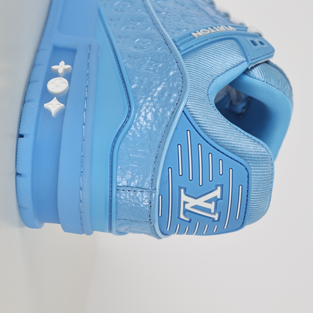 Lw3 LV TRAINER 新款男士运动鞋出货 本款 LV Trainer 运动鞋糅合织物网格面料和丝绒粒面牛皮革鞋面