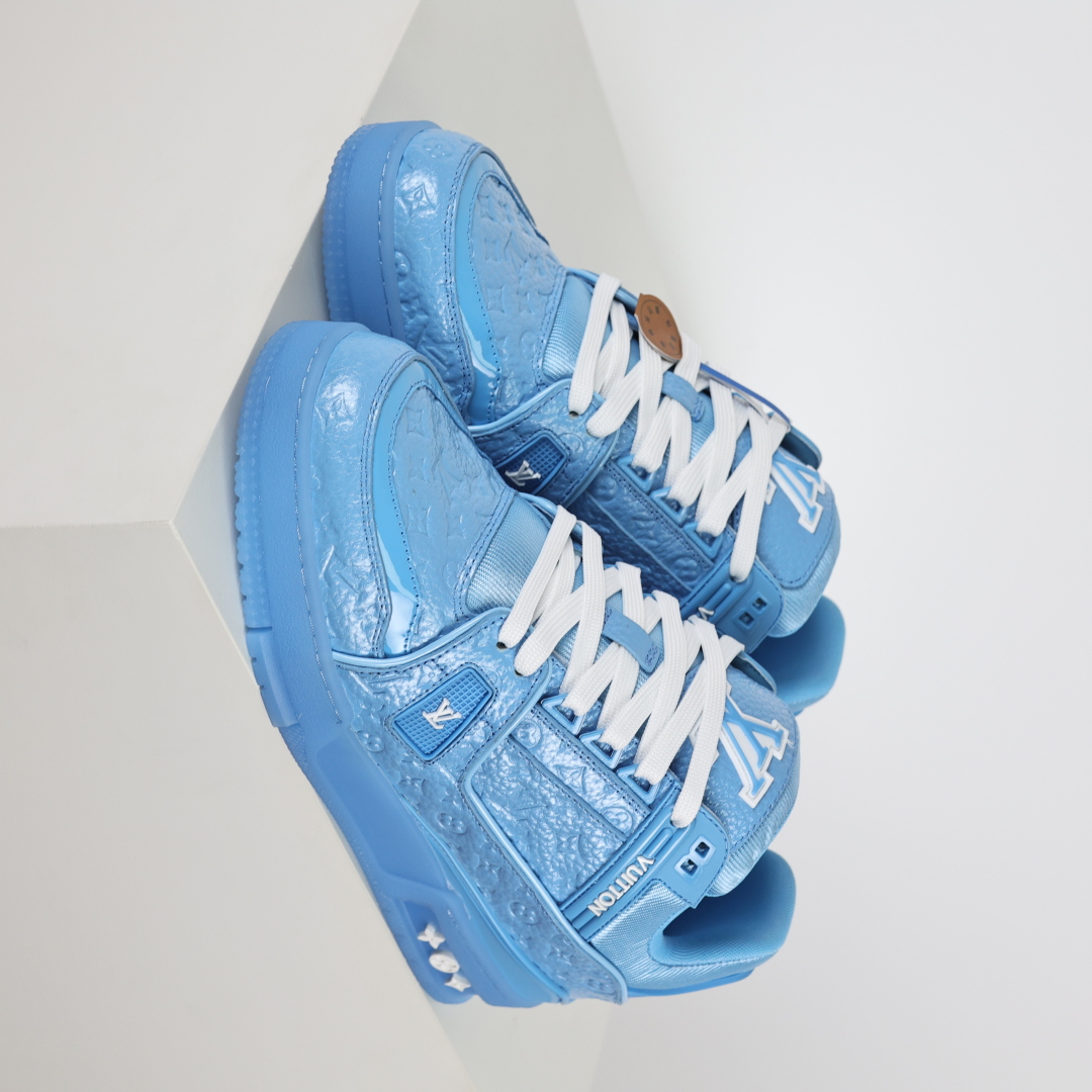 Lw3 LV TRAINER 新款男士运动鞋出货 本款 LV Trainer 运动鞋糅合织物网格面料和丝绒粒面牛皮革鞋面