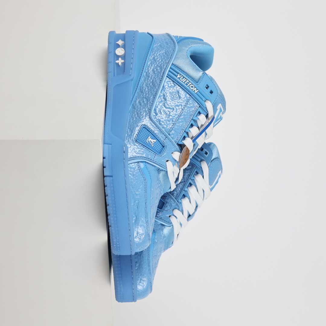 Lw3 LV TRAINER 新款男士运动鞋出货 本款 LV Trainer 运动鞋糅合织物网格面料和丝绒粒面牛皮革鞋面