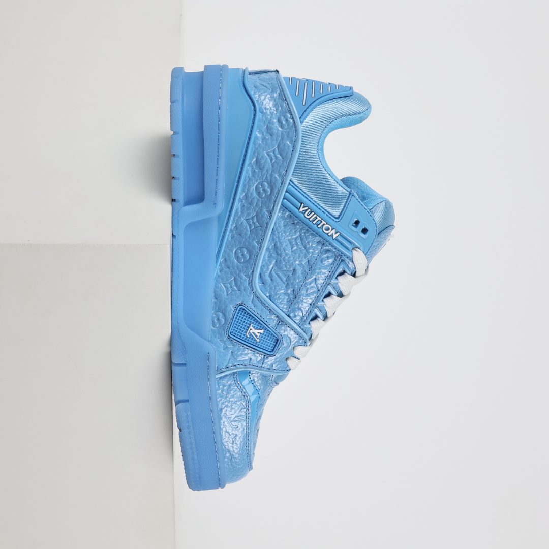 Lw3 LV TRAINER 新款男士运动鞋出货 本款 LV Trainer 运动鞋糅合织物网格面料和丝绒粒面牛皮革鞋面