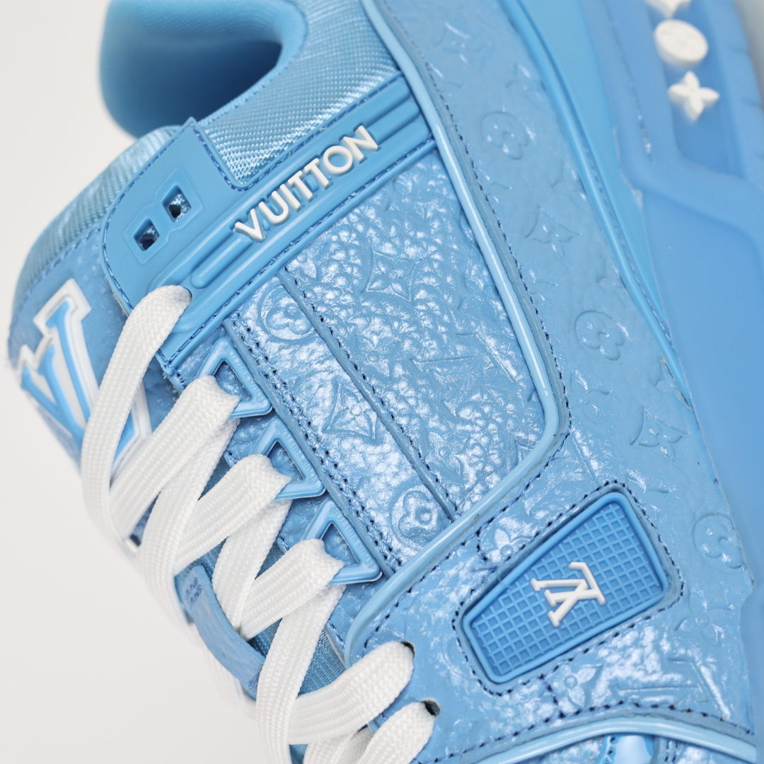 Lw3 LV TRAINER 新款男士运动鞋出货 本款 LV Trainer 运动鞋糅合织物网格面料和丝绒粒面牛皮革鞋面