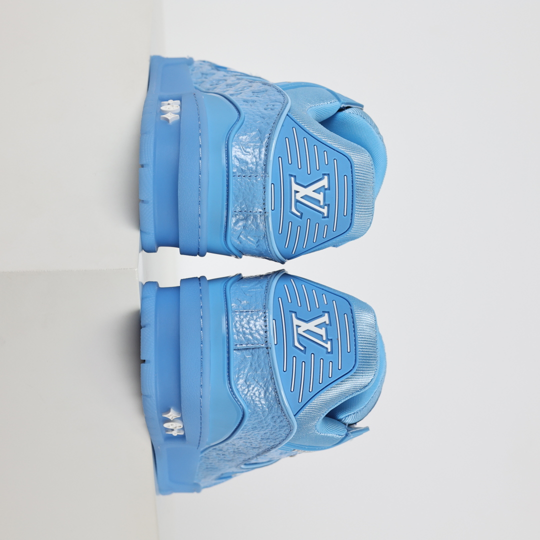 Lw3 LV TRAINER 新款男士运动鞋出货 本款 LV Trainer 运动鞋糅合织物网格面料和丝绒粒面牛皮革鞋面
