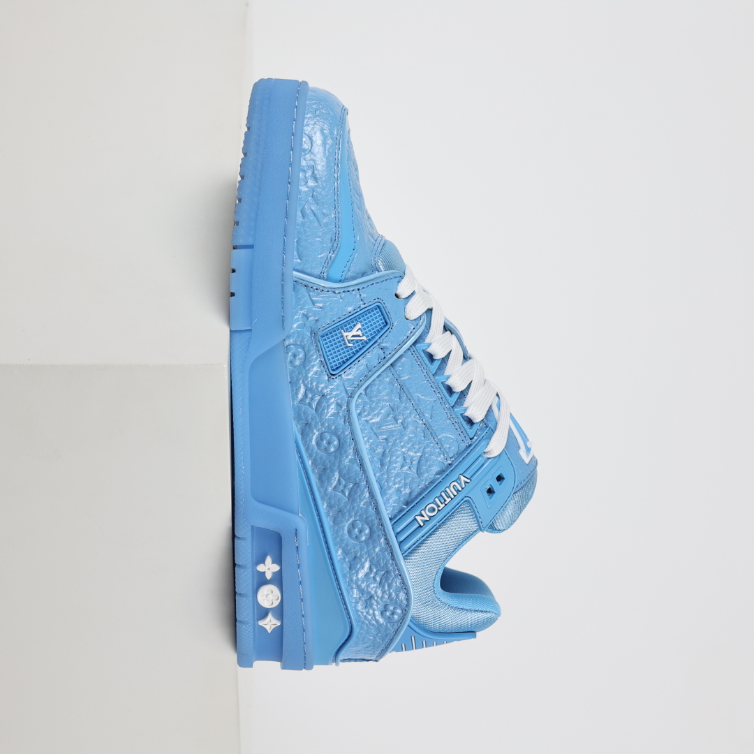 Lw3 LV TRAINER 新款男士运动鞋出货 本款 LV Trainer 运动鞋糅合织物网格面料和丝绒粒面牛皮革鞋面