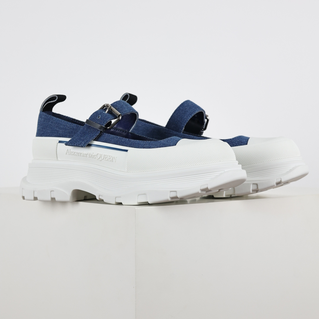 350 Alexander McQueen亚历山大麦昆 Tread Slick 皮革 圆头搭扣 厚底 玛丽珍鞋 4.5cm 女款 黑白-Chinese UA Cheap High Quatity Brand Clothes Bags handbags Sneakers wholesale wholesaler seller from China Factory suppliers Fashion Clothing Shoes best Quality Beautiful Price 350 Alexander McQueen亚历山大麦昆 Tread Slick 皮革 圆头搭扣 厚底 玛丽珍鞋 4.5cm 女款 黑白