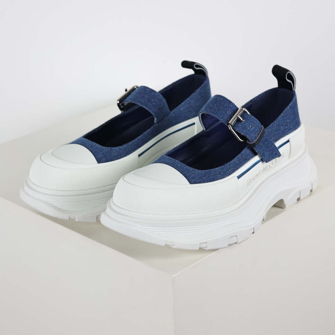 350 Alexander McQueen亚历山大麦昆 Tread Slick 皮革 圆头搭扣 厚底 玛丽珍鞋 4.5cm 女款 黑白-Chinese UA Cheap High Quatity Brand Clothes Bags handbags Sneakers wholesale wholesaler seller from China Factory suppliers Fashion Clothing Shoes best Quality Beautiful Price 350 Alexander McQueen亚历山大麦昆 Tread Slick 皮革 圆头搭扣 厚底 玛丽珍鞋 4.5cm 女款 黑白