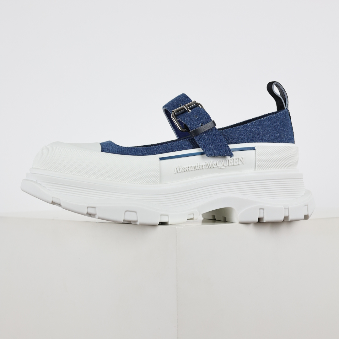 350 Alexander McQueen亚历山大麦昆 Tread Slick 皮革 圆头搭扣 厚底 玛丽珍鞋 4.5cm 女款 黑白-Chinese UA Cheap High Quatity Brand Clothes Bags handbags Sneakers wholesale wholesaler seller from China Factory suppliers Fashion Clothing Shoes best Quality Beautiful Price 350 Alexander McQueen亚历山大麦昆 Tread Slick 皮革 圆头搭扣 厚底 玛丽珍鞋 4.5cm 女款 黑白