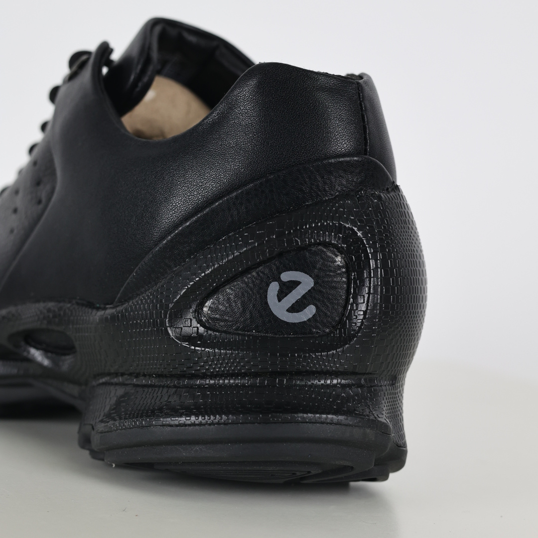 300 Ecco爱步健步系列牛皮透气低帮休闲运动鞋 15周年限定 纯黑色