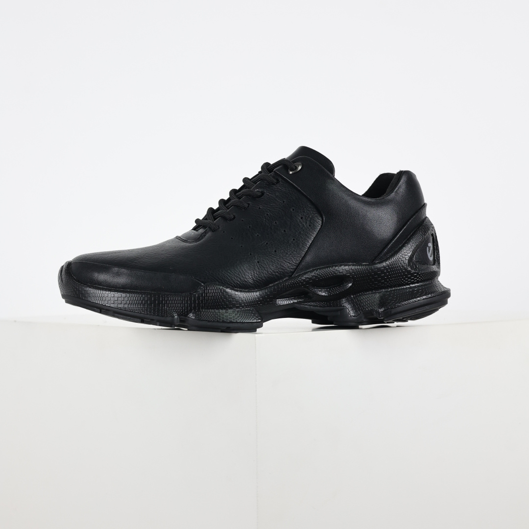 300 Ecco爱步健步系列牛皮透气低帮休闲运动鞋 15周年限定 纯黑色