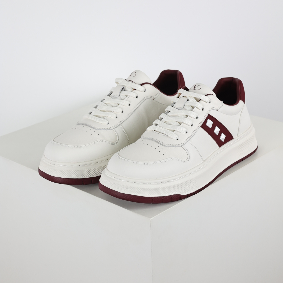 380 Valentino 华伦天奴休闲铆钉小白鞋 2025最新款时尚运动板鞋